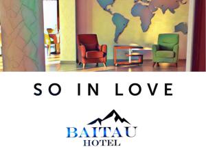 Deux chaises et une table avec une carte du monde dans l'établissement Baitau Hotel Aktobe, à Aqtöbe