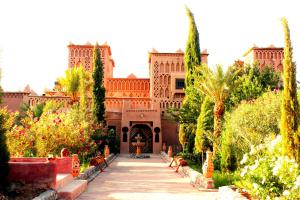 a courtyard of a building with trees and plants at Auberge Kasbah Tiriguioute in Skoura