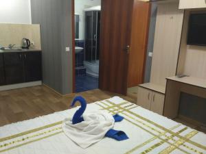 a swan sitting on top of a bed at Orianna in Kropyvnytskyi