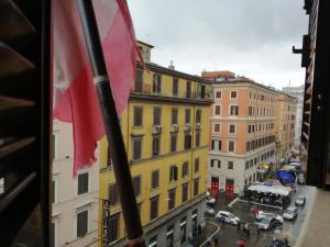 uma vista a partir de uma janela de uma rua com edifícios em La Casa Dell'Arte srl em Roma