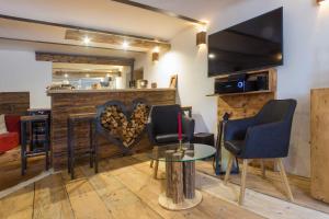 A television and/or entertainment centre at Schusterbrand Appartements