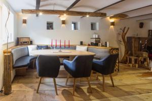 A seating area at Schusterbrand Appartements