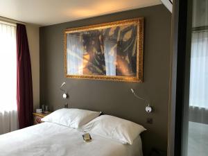 1 dormitorio con 1 cama con una foto en la pared en Hotel Limmatblick, en Zúrich