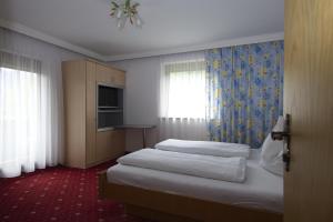 A bed or beds in a room at Gästehaus Walch-Riml