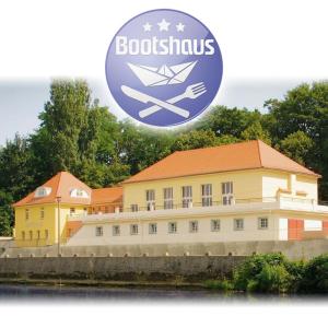 Pension Bootshaus في فايسنفلس: مبنى به علامة تقرأ boostamines