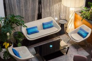 Uma área de estar em The George, Urban Boutique Hotel