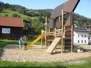 ウッテンドルフにあるAppartement Vorreiterの遊び場で遊ぶ女と子供
