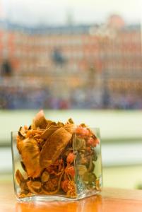 un plato de vidrio de comida sentado en una mesa en Hostal Edreira, en Madrid