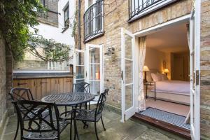 ロンドンにあるALTIDO Stylish 2 Bed, 2 bath flat with patio, near Victoria stationのギャラリーの写真