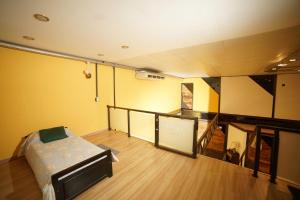 Una cama o camas en una habitación de San Francisco Loft
