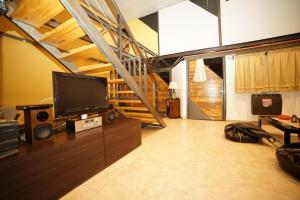 Una televisión o centro de entretenimiento en San Francisco Loft