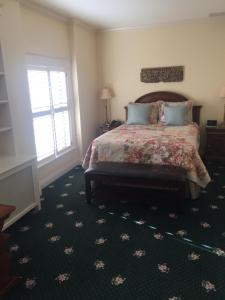 a bedroom with a bed and a window at Hotel Mac in Richmond