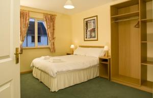 sypialnia z łóżkiem i oknem w obiekcie Forest Haven Holiday Homes w mieście Dunmore East