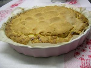 une tarte assise sur une table dans l'établissement Locanda La Pieve, à Semproniano