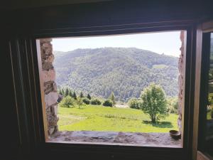 モローにあるCan Taxoの山の景色を望む窓