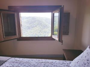 モローにあるCan Taxoのベッドルーム1室(山の景色を望む窓付)