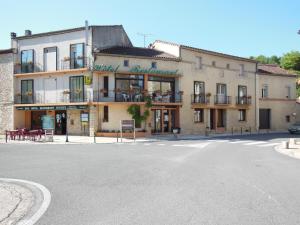 un edificio al lado de una calle en Hôtel restaurant HENRY, en Puy-lʼÉvêque