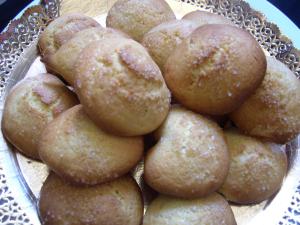 una pila de donuts en un plato sobre una mesa en Locanda La Pieve, en Semproniano