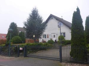 een wit huis met een hek ervoor bij Kieselwitzer Stübchen Bremsdorfer Weg 9 in Kieselwitz