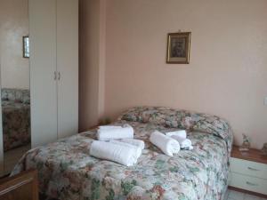 una camera da letto con un letto e asciugamani di Monolocale Monteverde a Roma