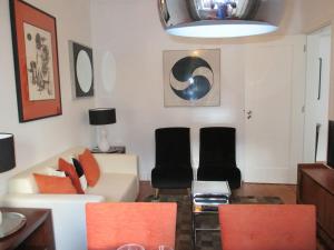 リスボンにあるPríncipe Real Sunnyのリビングルーム(白いソファ、黒い椅子付)