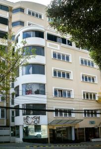 un edificio de apartamentos en una ciudad con árboles en El Rey Palace Hotel, en La Paz