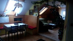 un soggiorno con un tavolo e un divano di U Tří Koček a Jablonné v Podještědí