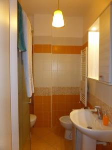 Casa dei Nonni في بيانيزا: حمام مع حوض ومرحاض
