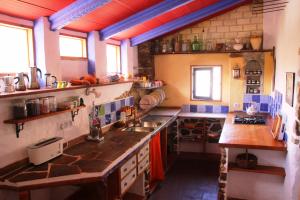 Una cocina o zona de cocina en Cinco Lunas Holiday Accommodation