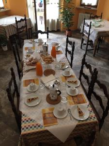 皮亞內札的住宿－Casa dei Nonni，一张桌子,上面放着食物盘