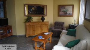 sala de estar con sofá y mesa en Apartamentos Estrellas de Monfragüe, en Torrejón el Rubio