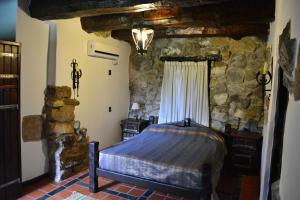 A bed or beds in a room at Casa de Piedra