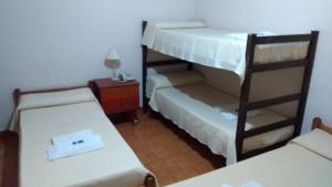 a bed room with two beds and a desk at Hotel Bonino in Villa Mercedes