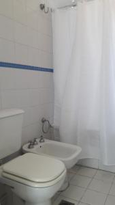 y baño con aseo, bañera y lavamanos. en Espacio C Ambrosio Olmos en Córdoba