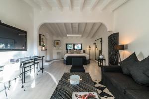 a living room with a bed and a couch at Las Casas B&B Boutique Hotel, Spa & Restaurante Cuernavaca in Cuernavaca