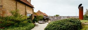 a patio with two chairs and a wooden fence at Het Zwaluwnest in Middelkerke