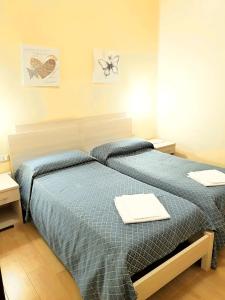 1 dormitorio con 1 cama con ordenador portátil en Hotel Il Quadrifoglio, en Torre del Greco
