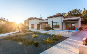 Swimmingpoolen hos eller tæt på Villa Ema