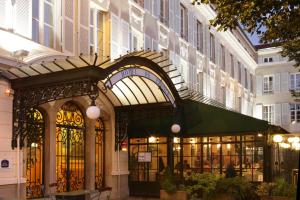 Best Western Hôtel de France في بورغ أون بريس: مدخل لمبنى به مظلات خضراء