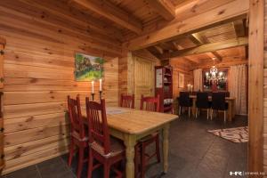 - une salle à manger avec une table et des chaises dans une cabine dans l'établissement Vrådal Panorama - Tiuråsvegen 39, à Vradal