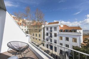 リスボンにあるLovelyStay - Penthouse on The Tagus in Alfamaのバルコニー(椅子付)