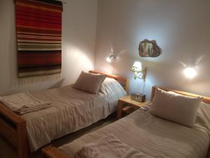 サーリセルカにあるRuoktuのベッド2台と鏡が備わるホテルルームです。