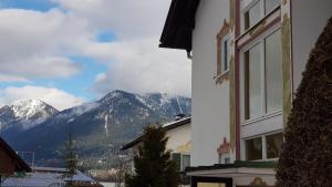 Blick auf einen schneebedeckten Berg von einem Gebäude in der Unterkunft Am Fraßl's Biche in Garmisch-Partenkirchen