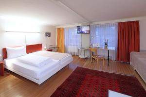 A bed or beds in a room at Hotel Roter Ochsen