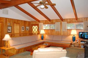 een woonkamer met een bank en een tv bij 99 Yosemite Mountain Lodge in Wawona