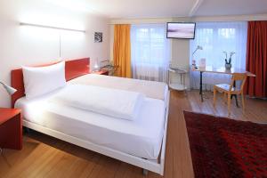 A bed or beds in a room at Hotel Roter Ochsen