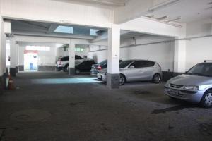 un garaje con coches aparcados en él en David Plaza Hotel, en Osasco