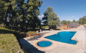 una piscina en medio de un patio en Domos Elohim, en Pucón