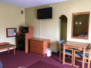 TV a/nebo společenská místnost v ubytování Pine Ridge Motel