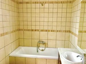 Casa Playa Gandia Centro I في غانديا: حمام مع حوض استحمام ومغسلة